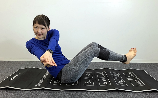 継続すれば、ぎゅっと引き締まったウエストが手に入るはず!|ぽっこりお腹を解消するエクササイズ・ロシアンツイスト|CHINTAIスキークラブの現役アスリート・小林諭果が教える!自宅でできる簡単エクササイズ