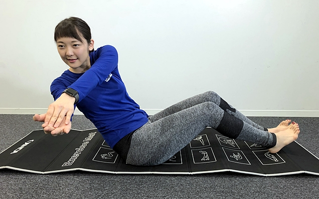 息はゆっくりはいて|ぽっこりお腹を解消するエクササイズ・ロシアンツイスト|CHINTAIスキークラブの現役アスリート・小林諭果が教える!自宅でできる簡単エクササイズ