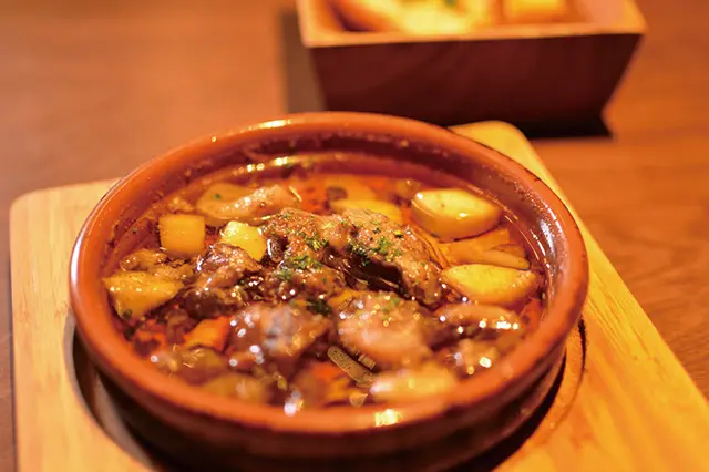 「本日のアヒージョ」(830円)。コリコリとしたきのこの食感が楽しく、きのこのエキスがオイルに溶け出して絶品。バゲットはモチカリでアヒージョによく合う|アサドール・デル・プラド|デートスポットに住む! 住みたい街として人気の中目黒で高架下デートを楽しもう