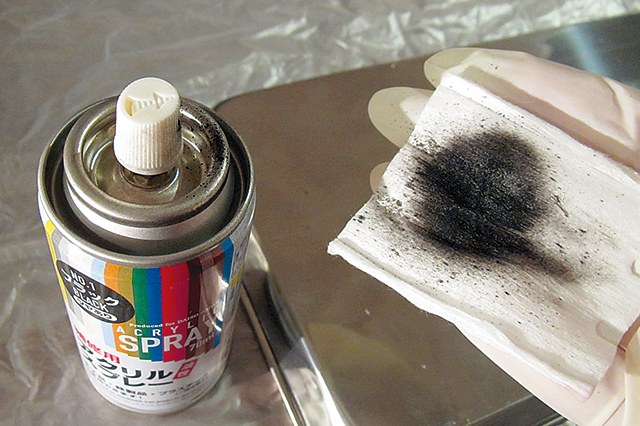コットンに塗料を染みこませてステンレストレーに色を塗っていこう|【賃貸DIY】100均グッズで簡単&おしゃれなケーブル収納ボックスを自作しよう!