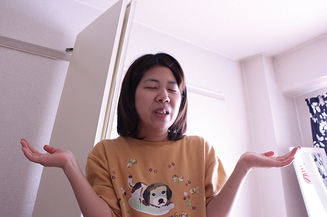 汚いと罵るわりにもう一度入り込むって、どういうことなんだろう。いと謎深し~~|狭い室内に省スペースで布団と枕を干す方法を、家事・収納アドバイザーの本多弘美先生と実践してみた!