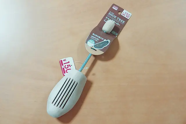 シューズキーパー男性用 162円|ダイソー|【100円ショップ・ダイソーの店長オススメ】玄関の整理整頓に便利な100均グッズ5選
