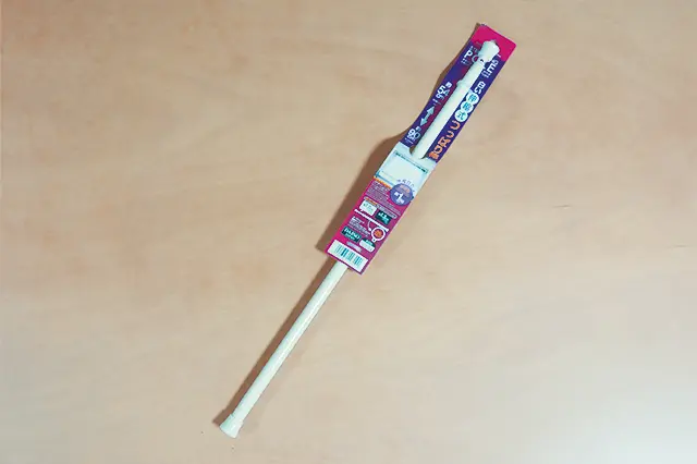白い伸縮式つっぱり棒 約54-90cm 108円|ダイソー|【100円ショップ・ダイソーの店長オススメ】玄関の整理整頓に便利な100均グッズ5選