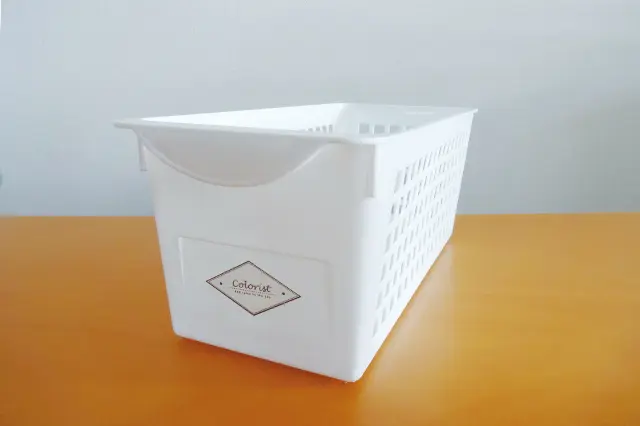 細型バスケット ホワイト 108円|ダイソー|【100円ショップ・ダイソーの店長オススメ】玄関の整理整頓に便利な100均グッズ5選