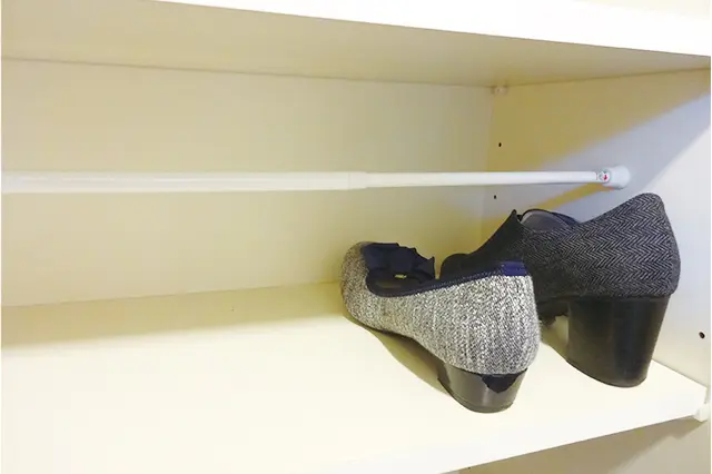 足の甲部分の真上に、平行にダイソーのつっぱり棒を取り付ける|白い伸縮式つっぱり棒 約54-90cm (ダイソー)|【100円ショップ・ダイソーの店長オススメ】玄関の整理整頓に便利な100均グッズ5選