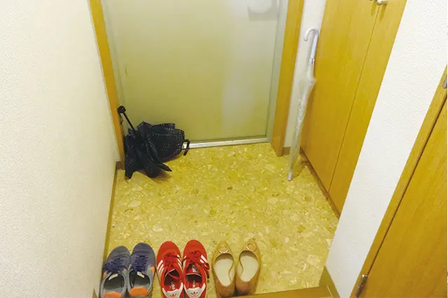 下駄箱にしまいきれず、靴が何足か出しっぱなしに。傘の置き場にも困っている|【100円ショップ・ダイソーの店長オススメ】玄関の整理整頓に便利な100均グッズ5選