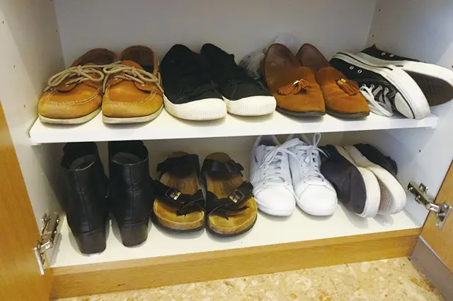 並べきれない靴は、仕方がないので立てて収納している|【100円ショップ・ダイソーの店長オススメ】玄関の整理整頓に便利な100均グッズ5選