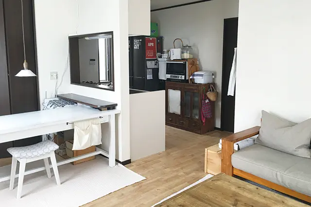 一戸建ての賃貸物件に住むconさん宅のリビングダイニング。白い壁と木製の家具がマッチした温かみのある空間だ|一戸建てってどうなの?転勤ファミリーの暮らしぶりと戸建て賃貸のメリットを聞いた