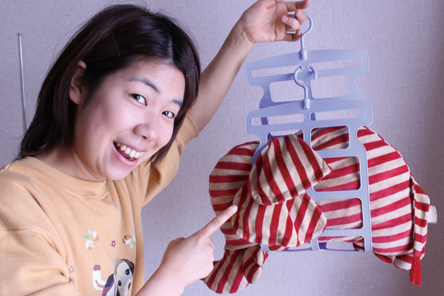 使ってみるとこんな感じ! しっかりと固定されていて安心|狭い室内に省スペースで布団と枕を干す方法を、家事・収納アドバイザーの本多弘美先生と実践してみた!