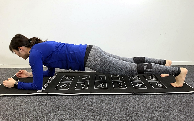 この時点で結構インナーマッスルにくる感じがあるはず!|お腹をへこますエクササイズ・プランク|CHINTAIスキークラブの現役アスリート・小林諭果が教える!自宅でできる簡単エクササイズ