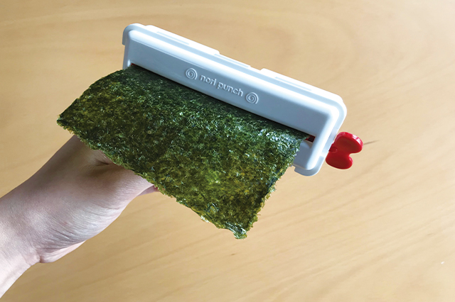 半切の海苔をこのように「くるくる海苔パンチ」にセットし、赤いツマミを回していくと、パチンパチンという音とともに海苔が反対側へ送られていく| くるくる海苔パンチ(ダイソー)|【100円ショップ・ダイソーの店長オススメ】こどもの日のホームパーティーにピッタリな100均グッズ9選