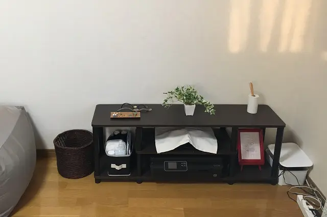 テレビはないけど、ちょっとした収納スペースとしてテレビボードを上手に活用|誰でも今日から実践できる!無理のない断捨離でシンプルライフを送るコツ