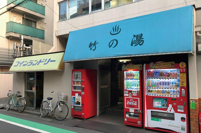 水色の看板が目印の竹の湯。自動販売機の種類も豊富だ|歴史ある大人の街・神楽坂で銭湯巡り!金成湯、竹の湯、第三玉の湯に行ってきた