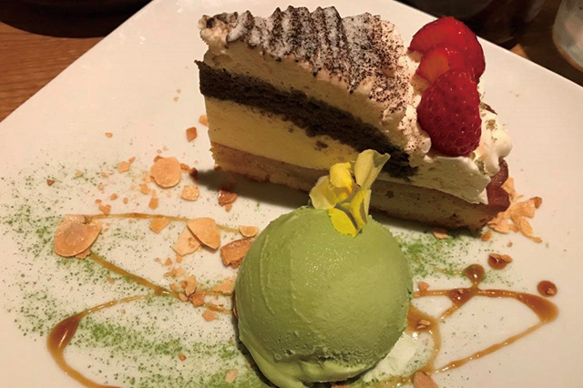 テラス席まで女性客でいっぱいの人気カフェ「神楽坂 茶寮(saryo)」。こちらのメニューは和風ケーキとドリンクのセットで税込1,080円とお得感満点|歴史ある大人の街・神楽坂で銭湯巡り!金成湯、竹の湯、第三玉の湯に行ってきた