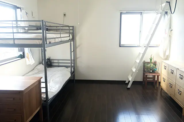 子ども部屋で真っ先に目に入るのは大きな2段ベッド。存在感のある家具を置くからこそ、ものを減らして全体をスッキリした印象にしているそう