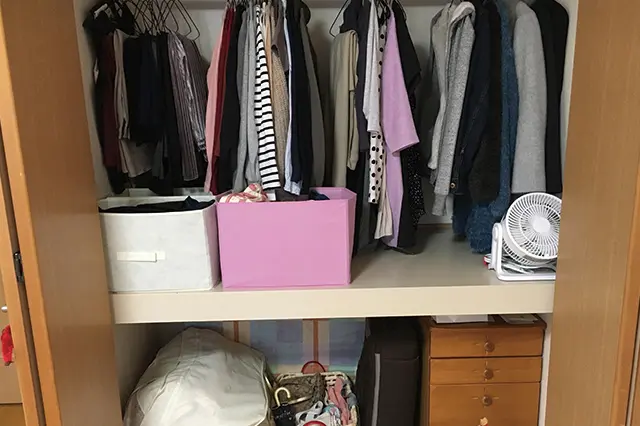 かつて山のようにあった洋服をここまで厳選。左下に見える袋には布団を収納|誰でも今日から実践できる!無理のない断捨離でシンプルライフを送るコツ