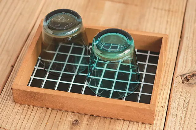 キッチントレーとしてだけでなく、鍵やアクセサリーを入れて小物入れとしても使える|【賃貸DIY】材料費300円以下!100均グッズでキッチンを便利にするプチアイデア3選