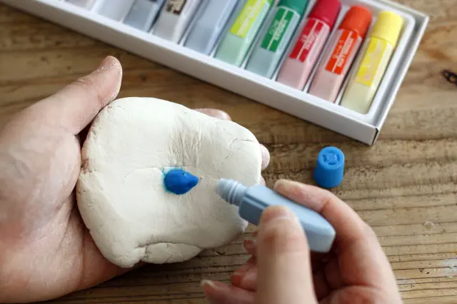 少しの量でも結構色がつくので、様子を見ながら調整しよう|【賃貸DIY】リラックス度UP!100均の石粉粘土で人気のアロマストーンを作ろう