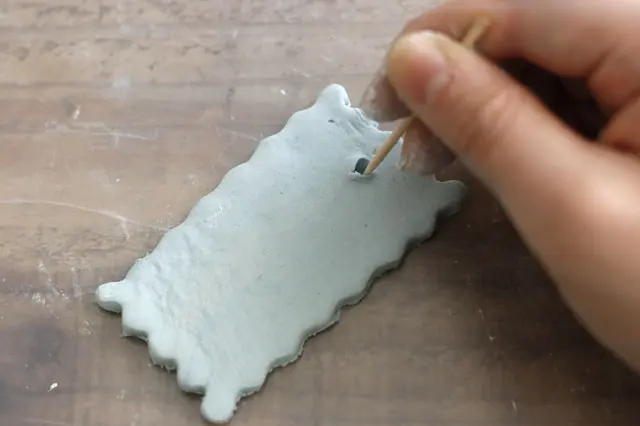 石粉粘土が乾いたら削ることもできるので、バリが気になる場合は乾いてから取り除こう|【賃貸DIY】リラックス度UP!100均の石粉粘土で人気のアロマストーンを作ろう