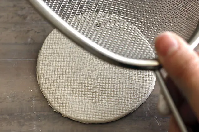 身近なものを使って好きな模様をつけてみよう|【賃貸DIY】リラックス度UP!100均の石粉粘土で人気のアロマストーンを作ろう