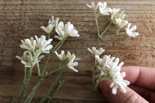 小花も同様にはずす。小花は数本まとまっている場合が多い|【賃貸DIY】100均の造花でフラワーボックスを手作り!作り方やアレンジも紹介