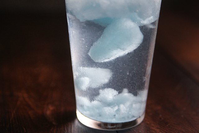 すっかりガリガリくんが溶けて氷河のような風貌に。こうなると飲み口はほぼ「ジュースのよう」な危険度合い|アルコール度数9度のストロングゼロをSNS映えするキラキラ系にアレンジしてみた