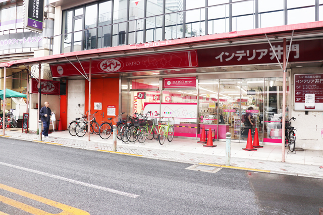 100円ショップ・ダイソー。南口の「サンロード商店街」内にある|小岩駅の買い物事情|小岩の住みやすさは?家賃や治安、交通の便など街の様子を周辺住民の男女30人に聞いてみた!