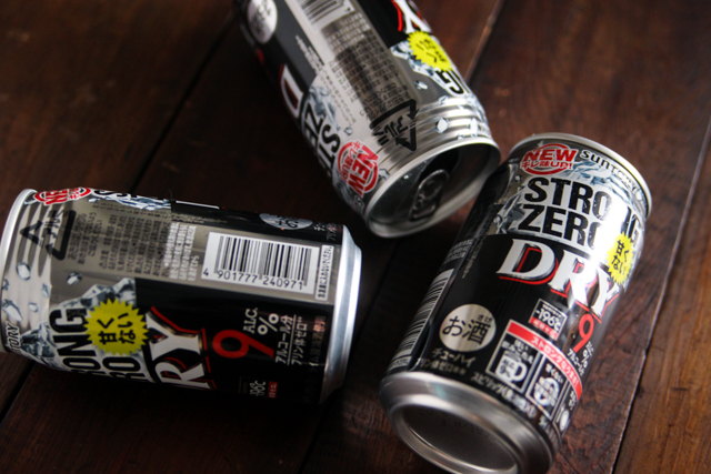 記事制作のためにストロングゼロを350ml×3本空けて、酔っぱらいの完成。キラキラ系アレンジは飲みやすいが、ペースと量は自分の体調に合わせて楽しもう!|アルコール度数9度のストロングゼロをSNS映えするキラキラ系にアレンジしてみた