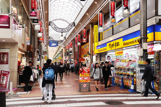 アーケード式のルミエール商店街では、雨の日でもぬれずに買い物ができる｜新小岩駅の買い物事情｜新小岩ってどんな街？駅周辺住民の男女30人に家賃、治安、アクセスなどリアルな声を聞いてみた