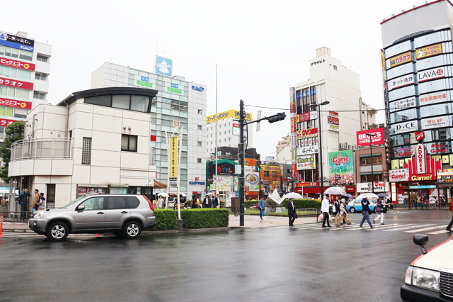 多くの人が行き交う新小岩駅南口｜新小岩ってどんな街？駅周辺住民の男女30人に家賃、治安、アクセスなどリアルな声を聞いてみた