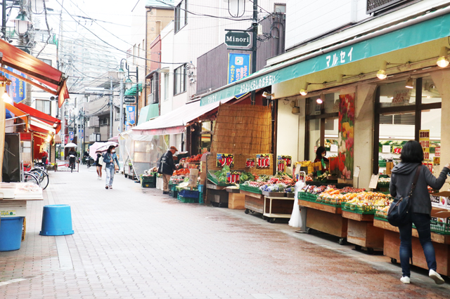 みのり商店街は惣菜屋さんや魚屋さんなど昔ながらのお店が並び、温かみある雰囲気が魅力｜新小岩駅の買い物事情｜新小岩ってどんな街？駅周辺住民の男女30人に家賃、治安、アクセスなどリアルな声を聞いてみた