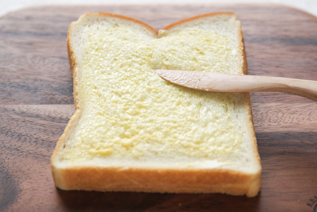 からしの量は好みで増量しても|関西風たまごサンドの作り方|【コンビニ飯レシピ】一人暮らしの朝ごはんに!簡単ボリュームサンドイッチ3選