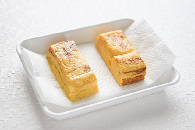 厚焼き玉子は、だし汁が染みているので、表面の水気をとっておく|関西風たまごサンドの作り方|【コンビニ飯レシピ】一人暮らしの朝ごはんに!簡単ボリュームサンドイッチ3選