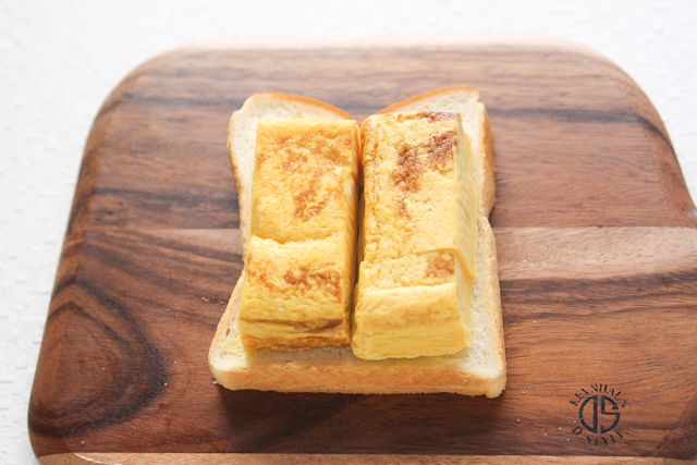 横にカットするので、垂直になるよう厚焼き玉子を配置|関西風たまごサンドの作り方|【コンビニ飯レシピ】一人暮らしの朝ごはんに!簡単ボリュームサンドイッチ3選
