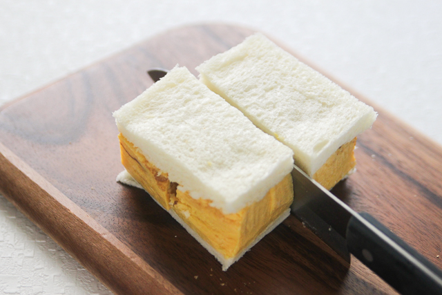 断面が出るように、横方向に包丁を入れる|関西風たまごサンドの作り方|【コンビニ飯レシピ】一人暮らしの朝ごはんに!簡単ボリュームサンドイッチ3選