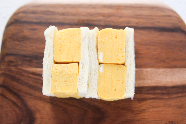 分厚い玉子の断面が食欲をそそる!|関西風たまごサンドの作り方|【コンビニ飯レシピ】一人暮らしの朝ごはんに!簡単ボリュームサンドイッチ3選