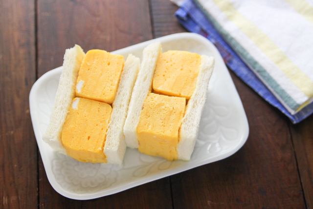 じゅんわりだしの染みた厚焼き卵を食パンでサンド！｜【コンビニ飯レシピ】一人暮らしの朝ごはんに！簡単ボリュームサンドイッチ3選