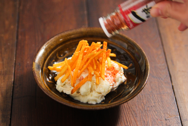 ポテトサラダにカラムーチョを乗せるだけで、あっという間にハイボールとマッチする激辛ポテサラの完成!|激辛ポテサラのレシピ|【コンビニ飯レシピ】5分で完成! ハイボールに合う簡単&絶品おつまみ3選