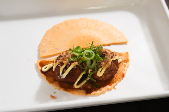 ただよってくるソースの香りがたまらない!ハイボールがどんどん進みそうなたこせんが完成した|たこせんのレシピ|【コンビニ飯レシピ】5分で完成! ハイボールに合う簡単&絶品おつまみ3選