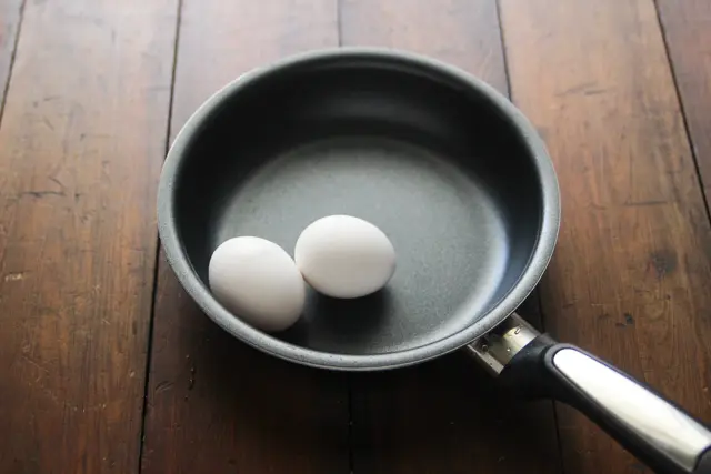 ふわとろなオムレツを作るのにオススメなのは18cm~20cmのテフロンフライパン|【再現レシピ・レトロ喫茶編】ふわとろ絶品「喫茶YOU」のオムライスを自宅で再現!