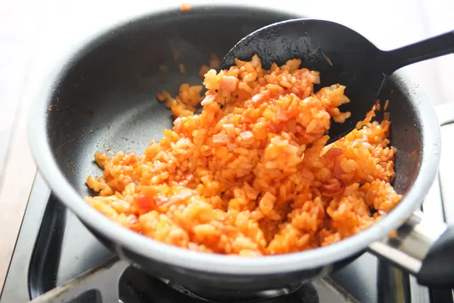 チキンライスはチャーハンのようにパラパラにする必要はないので、水分が飛ばないようごはんは弱火で炒め合わせる|ふわとろオムライスの作り方|【再現レシピ・レトロ喫茶編】ふわとろ絶品「喫茶YOU」のオムライスを自宅で再現!
