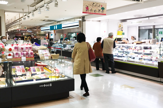 シャポー館内。多くの買い物客でにぎわっていた|小岩駅の買い物事情|小岩の住みやすさは?家賃や治安、交通の便など街の様子を周辺住民の男女30人に聞いてみた!