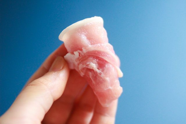 豚肉はまず1枚を巻いて芯を作る。下が細い円錐状になるよう意識して|母の日は手作り料理をプレゼント! SNS映えする花束みたいな「ブーケ鍋」の作り方