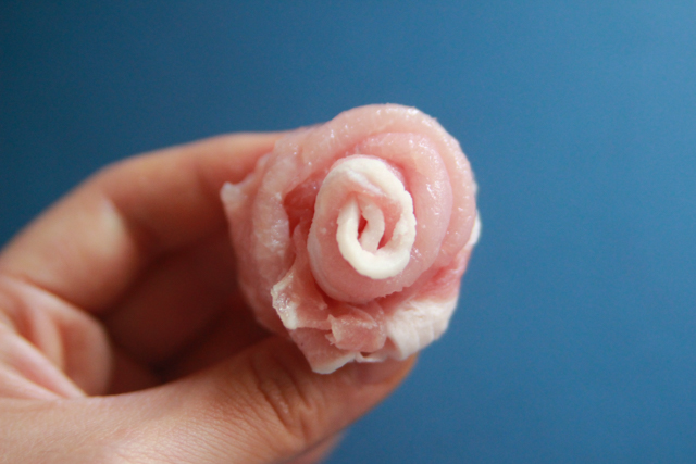 もう1枚を外側に巻いてできあがり! ピンクのバラみたいになった!|母の日は手作り料理をプレゼント! SNS映えする花束みたいな「ブーケ鍋」の作り方
