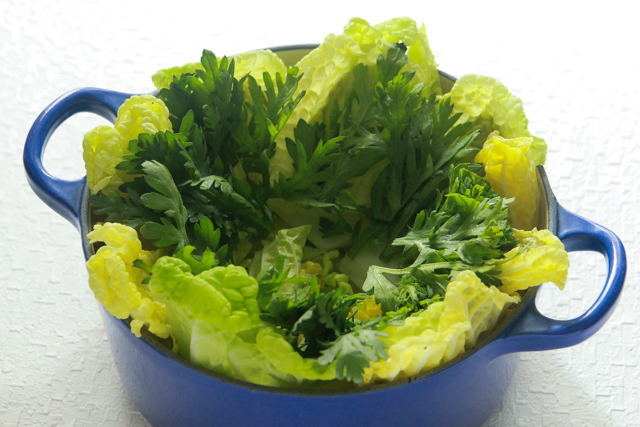 鍋をふちどるように、白菜の葉先と春菊をしいて|母の日は手作り料理をプレゼント! SNS映えする花束みたいな「ブーケ鍋」の作り方