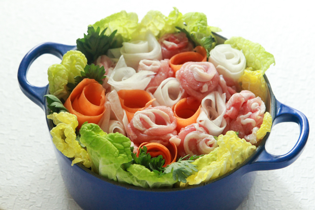 豚肉、大根、にんじん、と交互になるよう詰めると、彩りよく仕上がる|母の日は手作り料理をプレゼント! SNS映えする花束みたいな「ブーケ鍋」の作り方