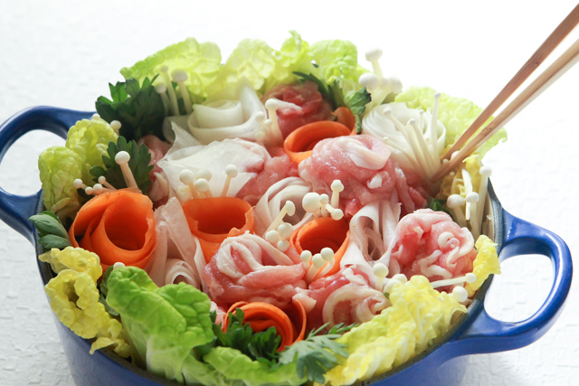 えのきだけはかすみ草のイメージ。すき間に詰めて可憐に仕上げよう|母の日は手作り料理をプレゼント! SNS映えする花束みたいな「ブーケ鍋」の作り方