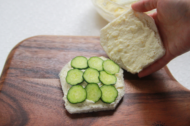 チーズクリームを塗ったパンを重ねる|母の日は手作り料理でお祝い!パパと子供で作る簡単料理・ケーキサンドイッチのレシピ