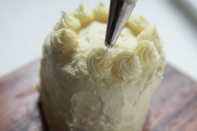 ケーキのクリームのようにチーズクリームを絞り出す|母の日は手作り料理でお祝い!パパと子供で作る簡単料理・ケーキサンドイッチのレシピ