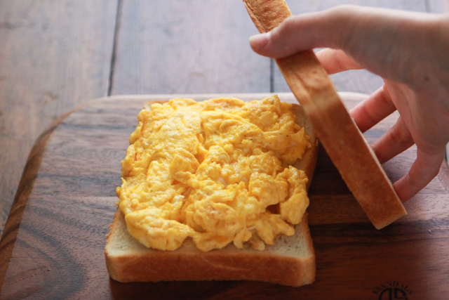 できあがった卵焼きは焼き立てのまま食パンに挟む｜【再現レシピ・レトロ喫茶編】ふわふわ！「カヤバ珈琲」のたまごサンドを自宅で簡単に再現！